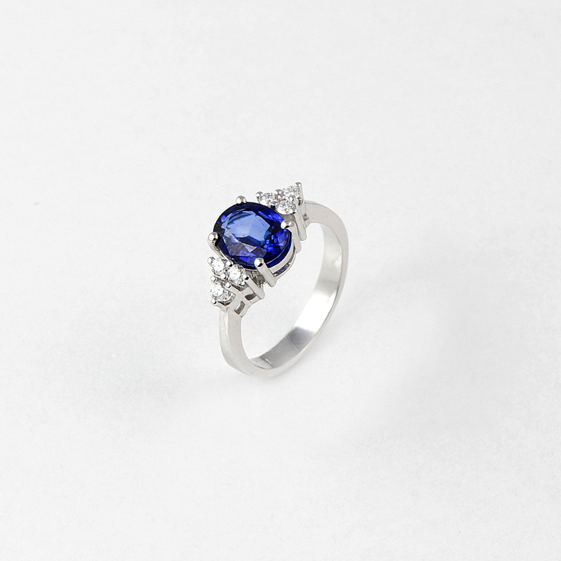 R033C prsteň z bieleho zlata s modrým zafírom a diamantmi