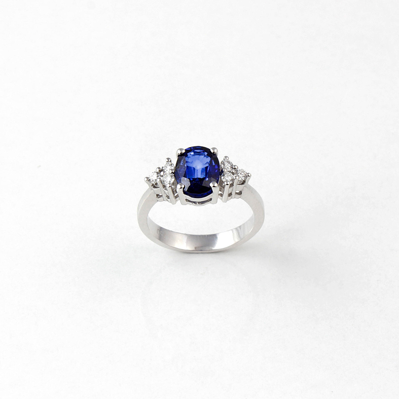 R033C prsteň z bieleho zlata s modrým zafírom a diamantmi