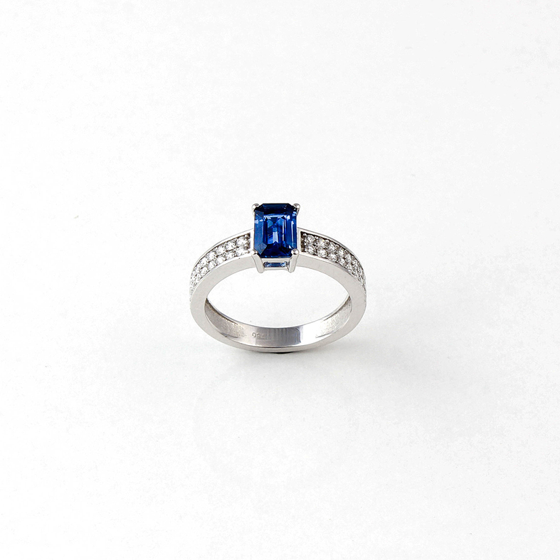 R033D hvitt gull Ring med blå Saphire og diamanter