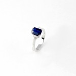 R033E White Gold Ring with Blue Saphire and Diamonds