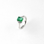 R034A White Gold Ring met smaragd en diamanten