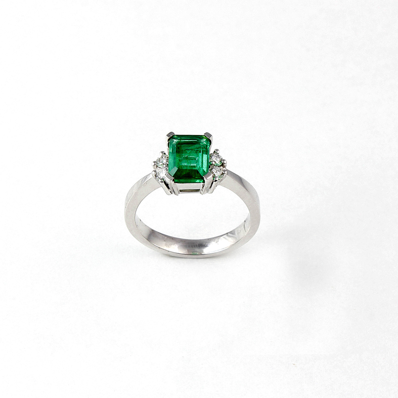 R034A Prsten od bijelog zlata sa smaragdom i dijamantima