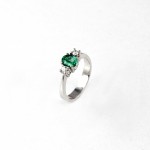 R034B White Gold Ring with Emerald and Diamonds
