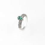 R034D White Gold Ring with Emerald and Diamonds