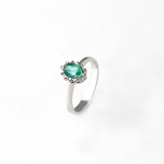 R035A hvitt gull Ring med Emerald og Diamonds