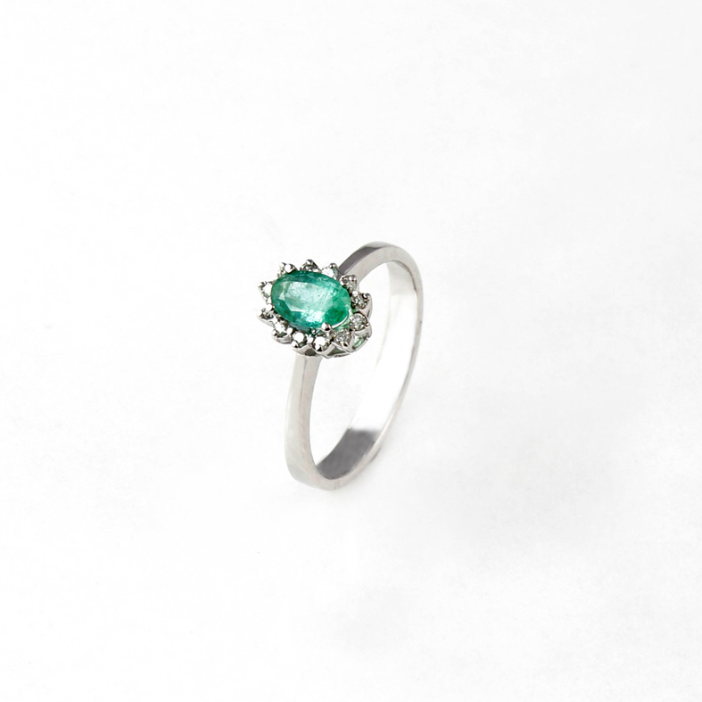R035A Weißgold Ring mit Smaragd und Diamanten