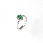 R035B White Gold Ring with Emerald and Diamonds