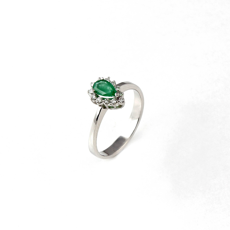 R035B hvid guld Ring med Emerald og diamanter
