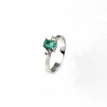 R035C White Gold Ring with Emerald and Diamonds