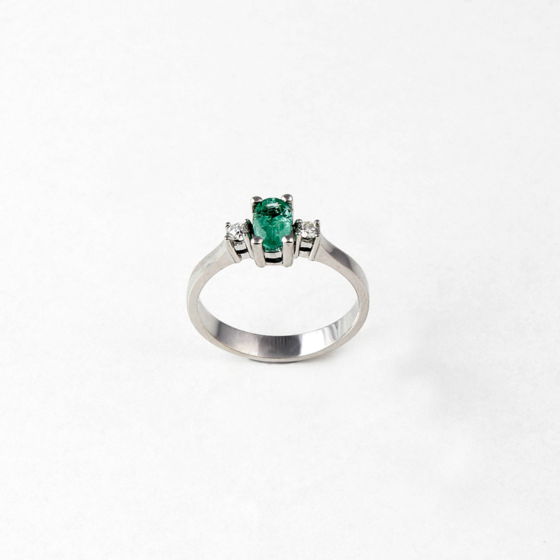 R035C White Gold Ring with Emerald and Diamonds