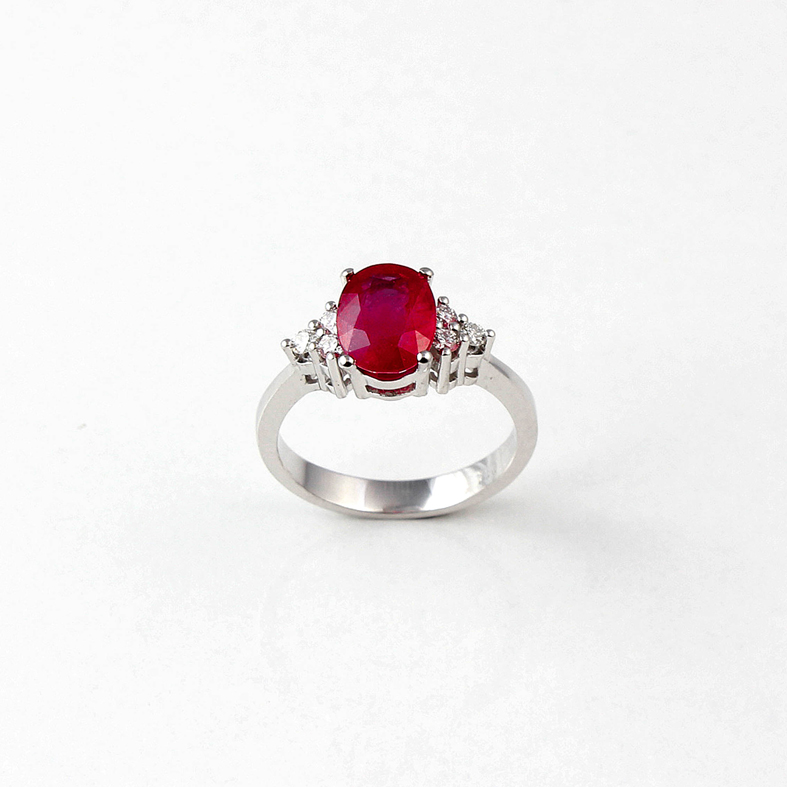 R061A-Weissgold-Ring mit Rubin und Diamanten