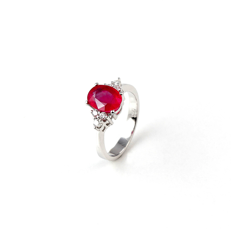 R061A White Gold Ring with Ruby and Diamonds