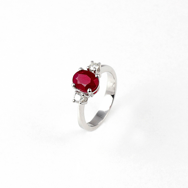 R061C White Gold Ring With Ruby and Diamonds