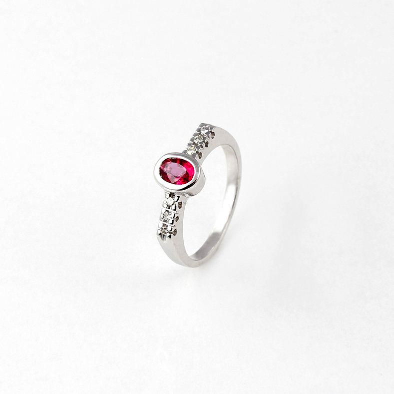 R061D кольцо из белого золота с бриллиантами и Ruby