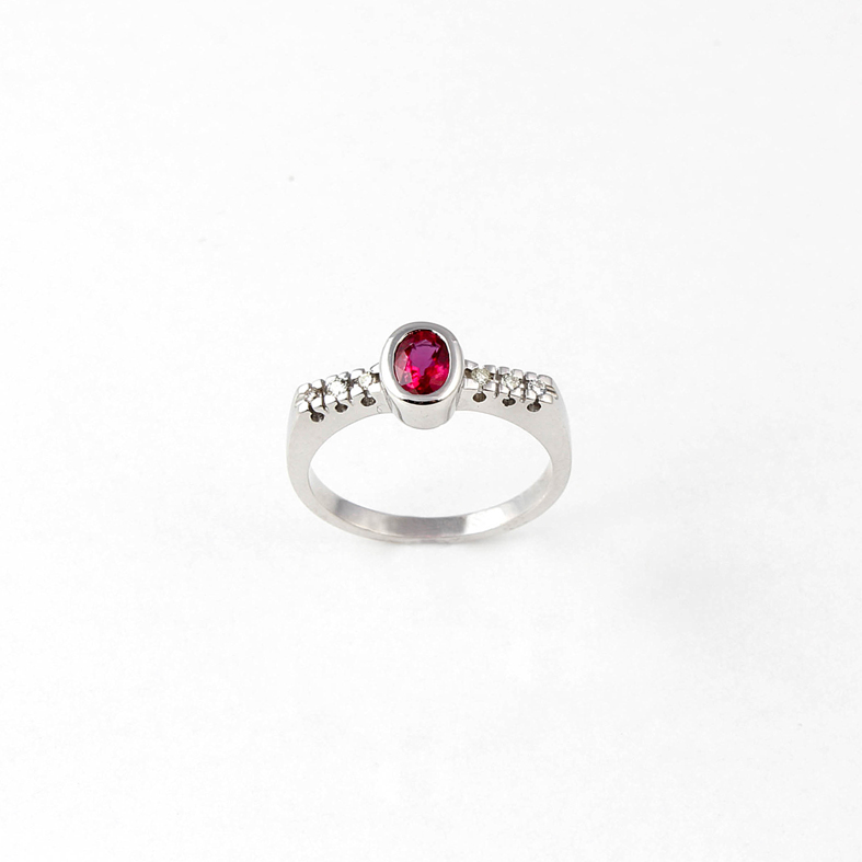 R061D White Gold Ring With Ruby and Diamonds