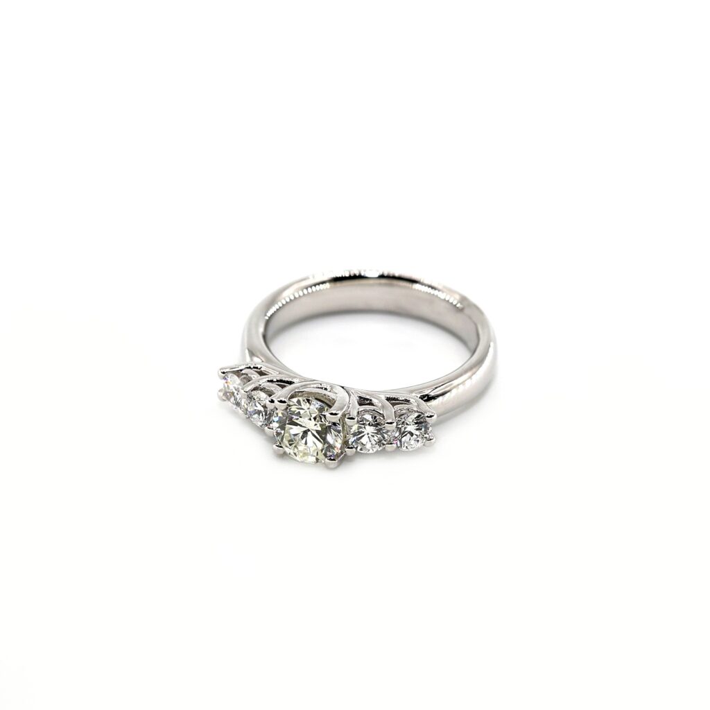 Specjalnie zaprojektowany pierścionek dla kobiet z 18-karatowego białego złota i diamentów - oferta dzienna przez GoldenEyeJewellery.net 1