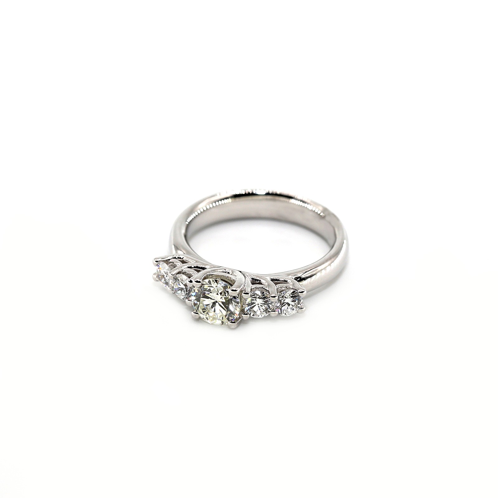 Specjalnie zaprojektowany pierścionek dla kobiet z 18-karatowego białego złota i diamentów - oferta dzienna przez GoldenEyeJewellery.net